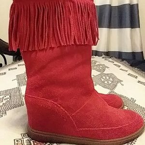 Red skechers boots.
